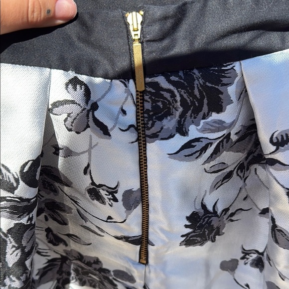 Chic Black and White Floral Midi Skirt - Picture 4 of 5